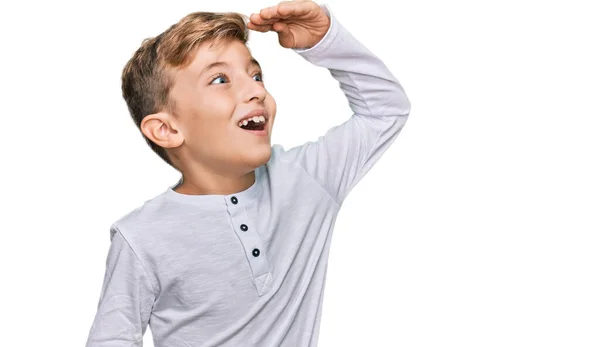 Pequeno Garoto Caucasiano Vestindo Roupas Casuais Muito Feliz Sorrindo Olhando — Fotografia de Stock