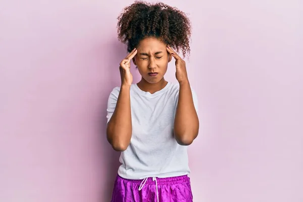 Hermosa Mujer Afroamericana Con Cabello Afro Usando Ropa Deportiva Con — Foto de Stock