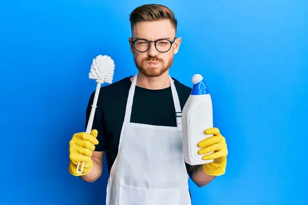 Jonge Roodharige Man Doet Badkamerhuishoudelijk Werk Met Toiletborstel Puffende Wangen — Stockfoto