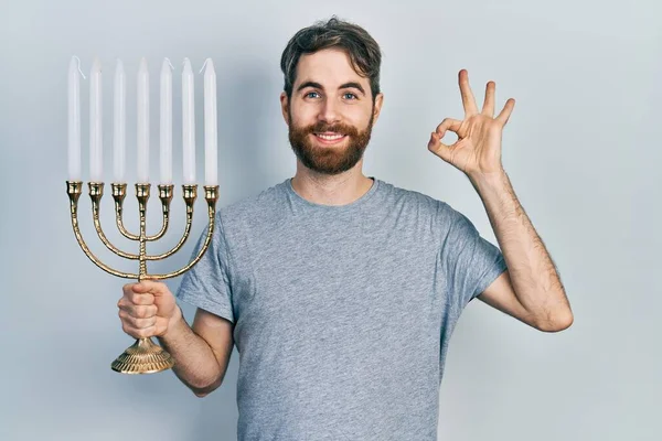 Běloch Plnovousem Drží Menorah Hanuka Židovská Svíčka Dělá Znamení Prsty — Stock fotografie