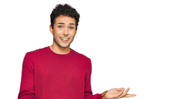 Jovem Homem Bonito Vestindo Roupas Casuais Sorrindo Alegre Com Braços — Fotografia de Stock