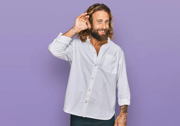 Hombre Guapo Con Barba Pelo Largo Vistiendo Ropa Casual Sonriendo — Foto de Stock