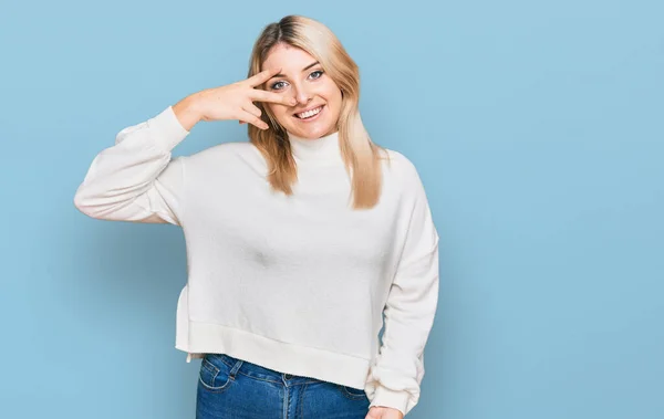 Mulher Caucasiana Jovem Vestindo Camisola Inverno Casual Fazendo Símbolo Paz — Fotografia de Stock