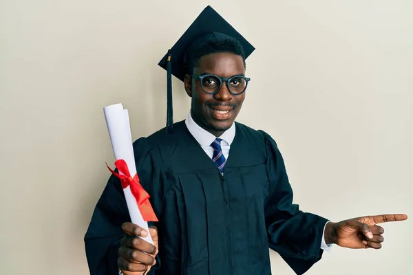 Hezký Černoch Maturitní Čepici Slavnostním Županu Držící Diplom Šťastně Usmívající — Stock fotografie