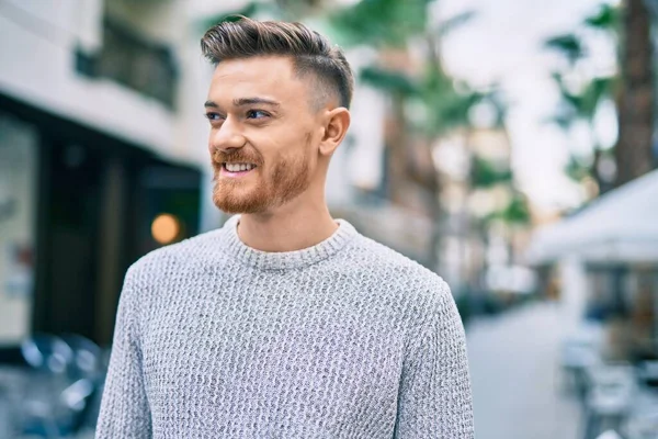 Joven Hombre Caucásico Sonriendo Feliz Pie Ciudad — Foto de Stock