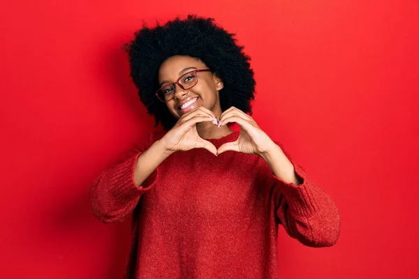 Ung Afrikansk Amerikansk Kvinna Klädd Avslappnade Kläder Och Glasögon Leende — Stockfoto