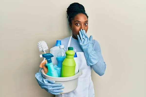 Mujer Afroamericana Con Cabello Trenzado Usando Delantal Sosteniendo Productos Limpieza —  Fotos de Stock