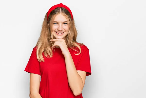 Hermosa Chica Caucásica Joven Con Camiseta Roja Casual Mirando Con —  Fotos de Stock
