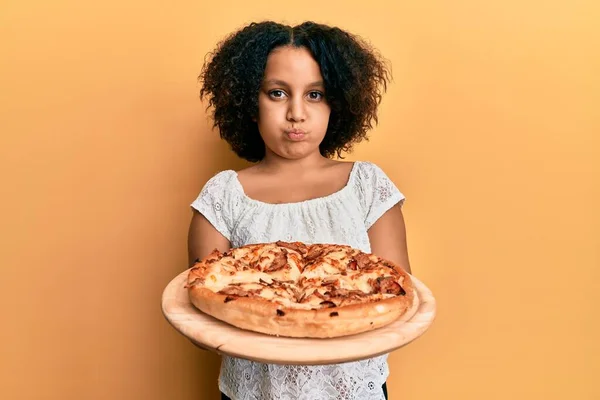 Fiatal Kislány Afro Hajjal Olasz Pizzás Puffadt Arccal Vicces Arccal — Stock Fotó