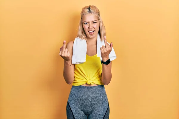 Beautiful Blonde Sports Woman Wearing Workout Outfit Showing Middle Finger — Stok fotoğraf