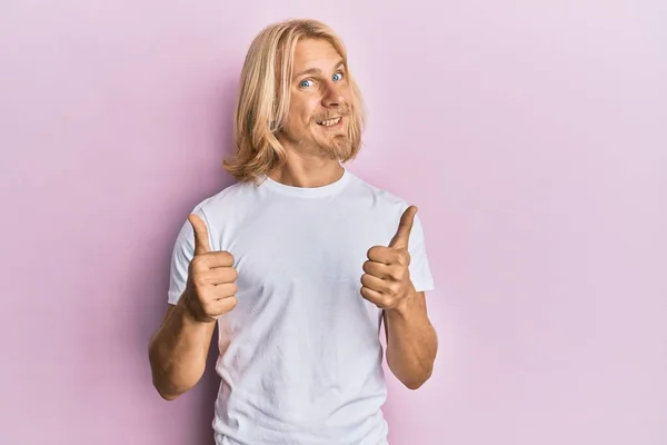 Hombre Joven Caucásico Con Pelo Largo Usando Casual Camiseta Blanca —  Fotos de Stock