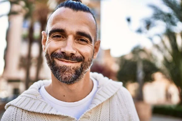 Bonito Homem Meia Idade Com Barba Feliz Confiante Cidade — Fotografia de Stock