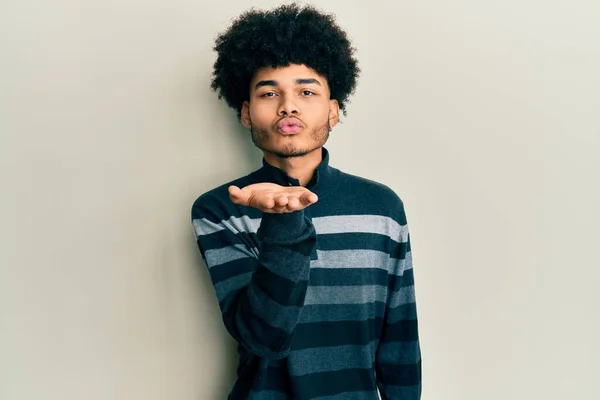 Jovem Americano Africano Com Cabelo Afro Vestindo Roupas Casuais Olhando — Fotografia de Stock