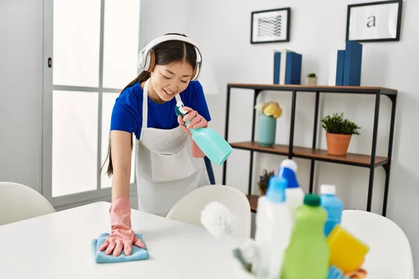 Young Chinese Housewife Cleaning Singing Using Sprayer Home — Stock Photo, Image