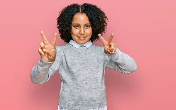 Niña Con Pelo Afro Vistiendo Ropa Casual Sonriendo Mirando Cámara — Foto de Stock