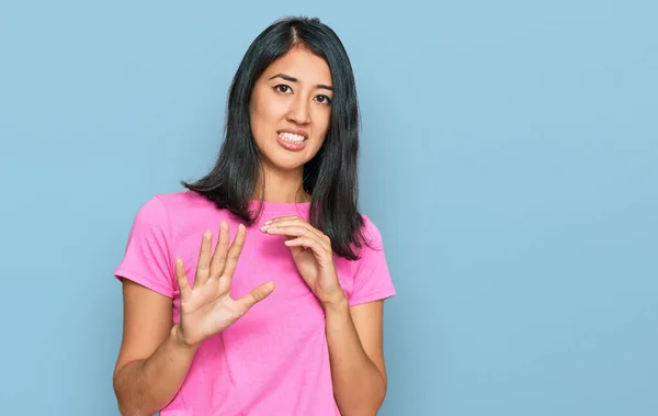 Belle Asiatique Jeune Femme Portant Casual Rose Shirt Expression Dégoûtée — Photo