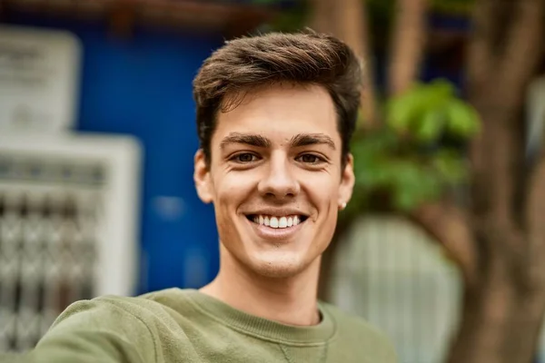 Jovem Hispânico Sorrindo Feliz Cidade — Fotografia de Stock