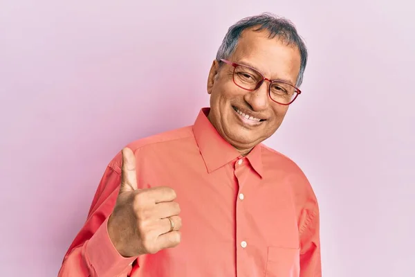 Középkorú Indián Férfi Alkalmi Ruhában Szemüvegben Boldog Hüvelykujjal Felemelt Kézzel — Stock Fotó