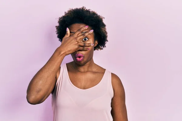 Mladá Afroameričanka Neformální Tričku Bez Rukávů Vykukuje Šoku Zakrývá Obličej — Stock fotografie