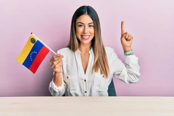 Jonge Spaanse Vrouw Met Een Vlag Van Venezuelan Die Tafel — Stockfoto