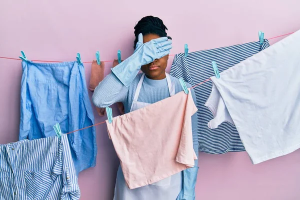 African American Woman Braided Hair Washing Clothes Clothesline Covering Eyes — Stock Photo, Image