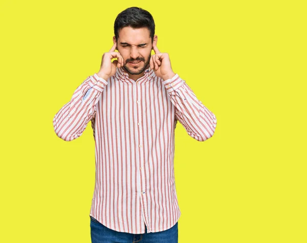 Νεαρός Ισπανός Που Φοράει Επαγγελματική Μπλούζα Καλύπτοντας Αυτιά Δάχτυλα Ενοχλημένη — Φωτογραφία Αρχείου