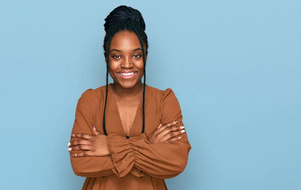 Молодая Африканская Американка Повседневной Одежде Счастливое Лицо Скрещенными Руками Смотрящее — стоковое фото