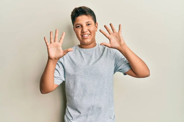 Adolescente Hispano Niño Usando Casual Gris Camiseta Mostrando Apuntando Hacia —  Fotos de Stock