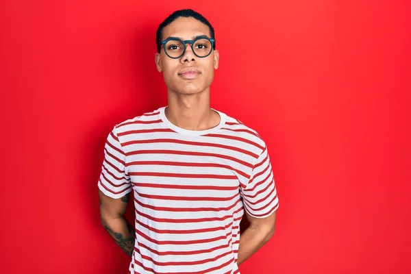 Junger Afrikanisch Amerikanischer Typ Lässiger Kleidung Und Brille Mit Ernstem — Stockfoto