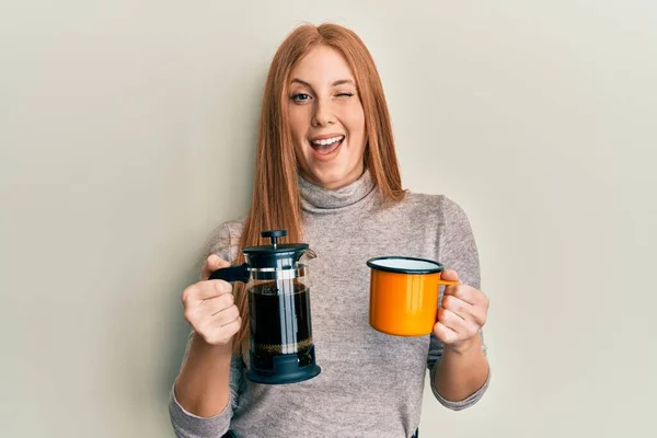 Joven Mujer Irlandesa Bebiendo Café Italiano Guiño Mirando Cámara Con — Foto de Stock