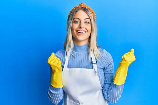 Beautiful Blonde Woman Wearing Cleaner Apron Gloves Celebrating Surprised Amazed — Stock Photo, Image
