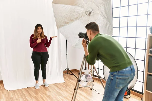 Young Woman Photography Studio Amazed Smiling Camera While Presenting Hand — Stock Photo, Image