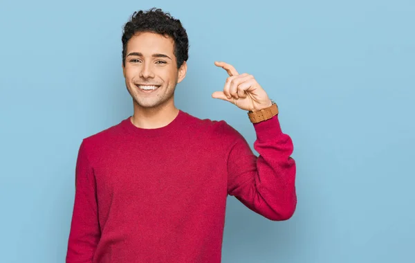 Homem Bonito Jovem Vestindo Roupas Casuais Sorrindo Gestos Confiantes Com — Fotografia de Stock