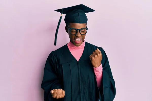 Νεαρή Αφροαμερικανή Που Φοράει Καπέλο Αποφοίτησης Και Επίσημη Ρόμπα Γιορτάζοντας — Φωτογραφία Αρχείου