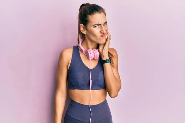 Mujer Hermosa Joven Con Ropa Gimnasio Uso Auriculares Tocando Boca —  Fotos de Stock