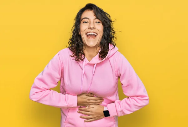 Junge Hispanische Frau Trägt Lässiges Sweatshirt Lächelt Und Lacht Laut — Stockfoto