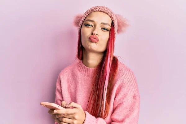 Jovem Mulher Caucasiana Conversando Smartphone Olhando Para Câmera Soprando Beijo — Fotografia de Stock