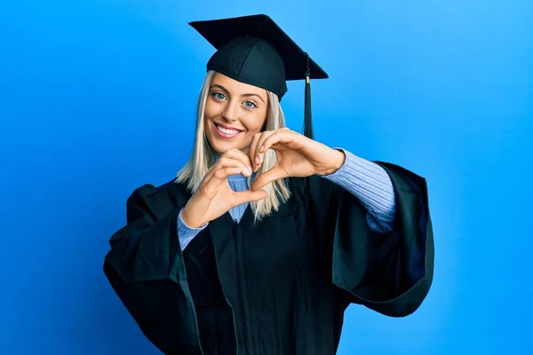 Vacker Blond Kvinna Bär Examen Mössa Och Ceremoni Mantel Ler — Stockfoto