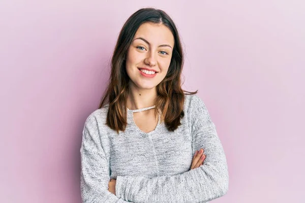 Jonge Brunette Vrouw Draagt Casual Trui Vrolijk Gezicht Glimlachend Met — Stockfoto