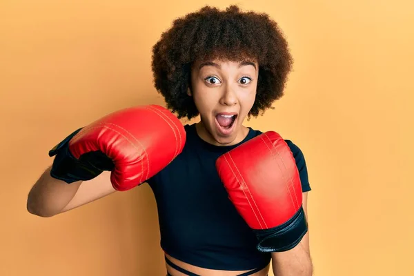 Ung Latinamerikansk Sportig Flicka Med Boxningshandskar Firar Galen Och Förvånad — Stockfoto