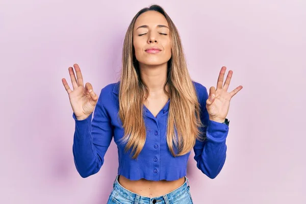 Krásná Hispánka Neformální Modré Košili Uvolnila Očima Zavřenýma Usmívala Když — Stock fotografie