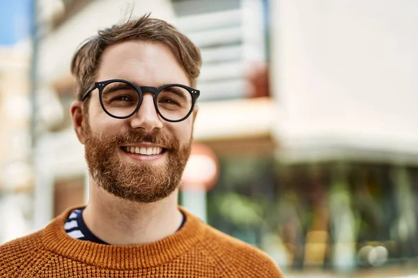 Ung Kaukasier Man Med Skägg Bär Glasögon Utomhus Solig Dag — Stockfoto