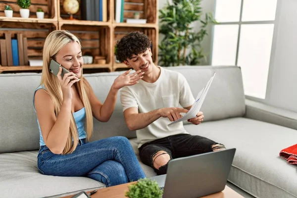 Unga Par Som Kontrollerar Familjeekonomi Samråd Fråga Med Hjälp Smartphone — Stockfoto