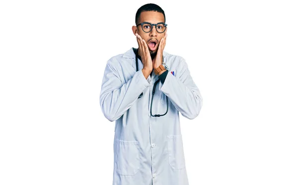 Joven Hombre Afroamericano Vistiendo Uniforme Médico Estetoscopio Asustado Sorprendido Sorpresa — Foto de Stock