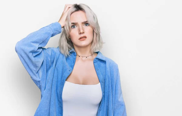 Ung Blond Jente Uformelle Klær Forvirrer Undrer Seg Spørsmål Utvilsomt – stockfoto