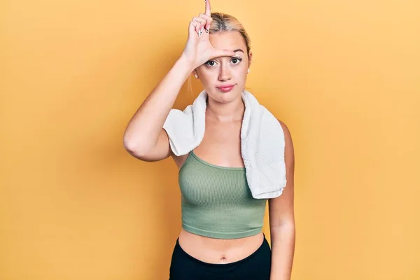 Junge Blonde Mädchen Sportbekleidung Und Handtuch Machen Sich Über Menschen — Stockfoto