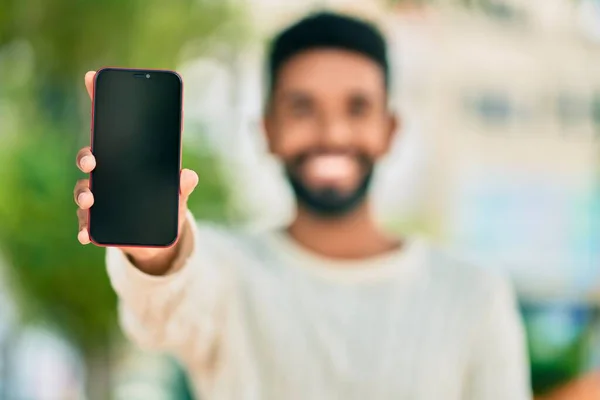 Młody Afrykanin Amerykański Człowiek Uśmiechnięty Szczęśliwy Pokazując Ekran Smartfon Mieście — Zdjęcie stockowe