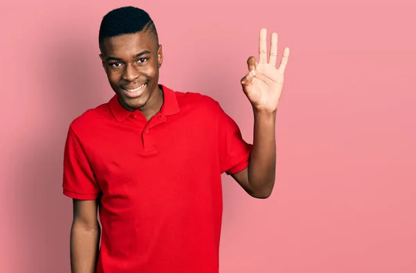 Jovem Afro Americano Vestindo Camisa Vermelha Casual Mostrando Apontando Para — Fotografia de Stock