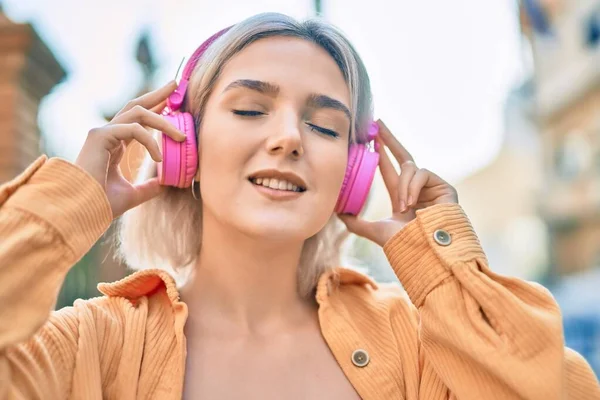 Junge Blonde Mädchen Hören Musik Über Kopfhörer Der Stadt — Stockfoto