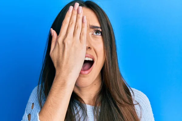 Mladá Hispánská Dívka Zakrývající Napůl Tvář Rukou Rozzlobenou Šíleně Křičící — Stock fotografie
